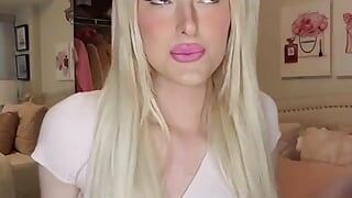 Trans blondynka masturbuje się w swoim pokoju