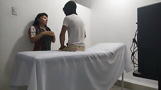 Spa szolgáltatás szopással! A kolumbiai úgy dönt, hogy sok nyállal szopja különleges ügyfelét.