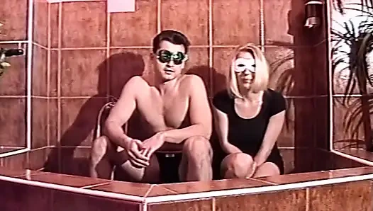 Geile MILF mit verbundenen augen lutscht und fickt in dampfiger badewanne