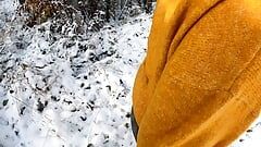 Topless tieten klappen tijdens het wandelen door de sneeuw