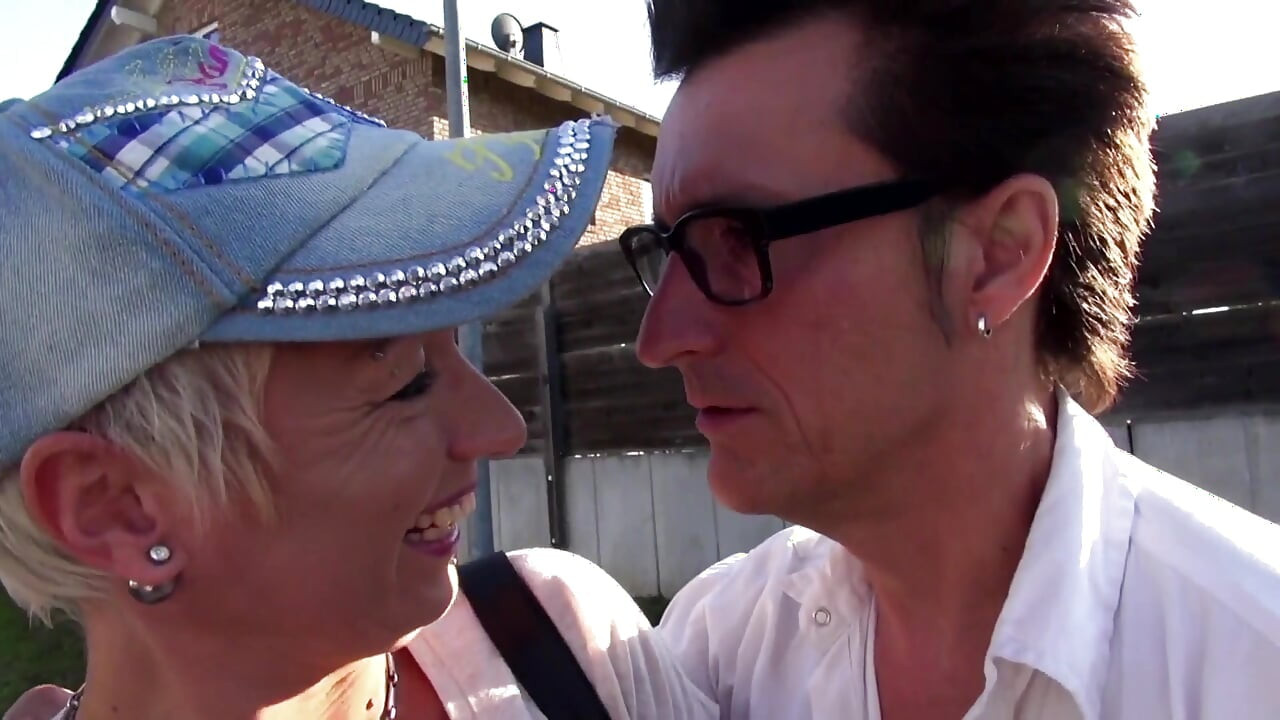 सुनहरे बालों वाली सेक्सी छिदी चोदने लायक मम्मी को कार में चूत और गांड चुदाई पसंद है