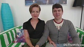 La sexy esposa ucraniana Sasha Zima convierte a su esposo en un cornudo