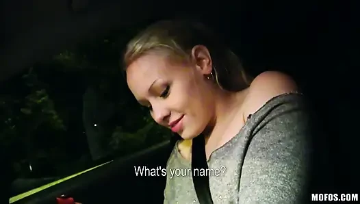 Gestrandete teenager - russische blondine lola taylor fickt ihren freund und liebt arschspiele