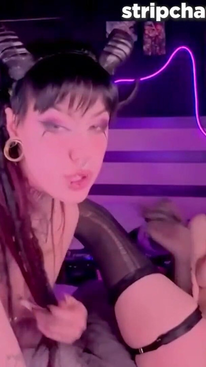 Sexet Lesbisk Fisse Slikning Tynde Emo Piger Tatovering Webcam Session - DualHornyFire | Klip 2