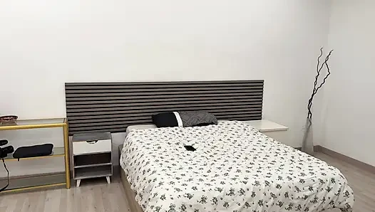 Arkadaşımın kız arkadaşını bir bebekle karıştırıyorum ve sonunda çifte penetrasyon