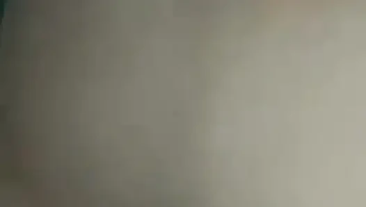 Gadis amputee memamerkan tubuhnya