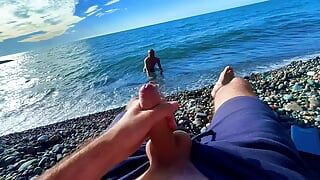 Facet szarpiący penisa na plaży nudystów i dołączył do niego przechodzień