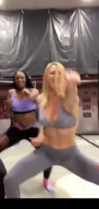 Holly Holm танцует