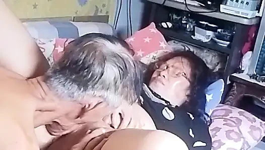 Sie squirtet oft und sie fühlt eine gute befriedigung, die sie von meinem schwanz und meiner zunge bekommen hat