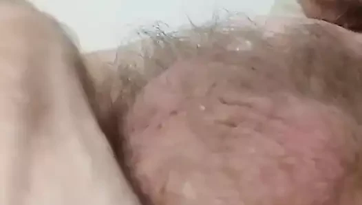 Büyük yarakla sikişiyor ve götten oynuyor