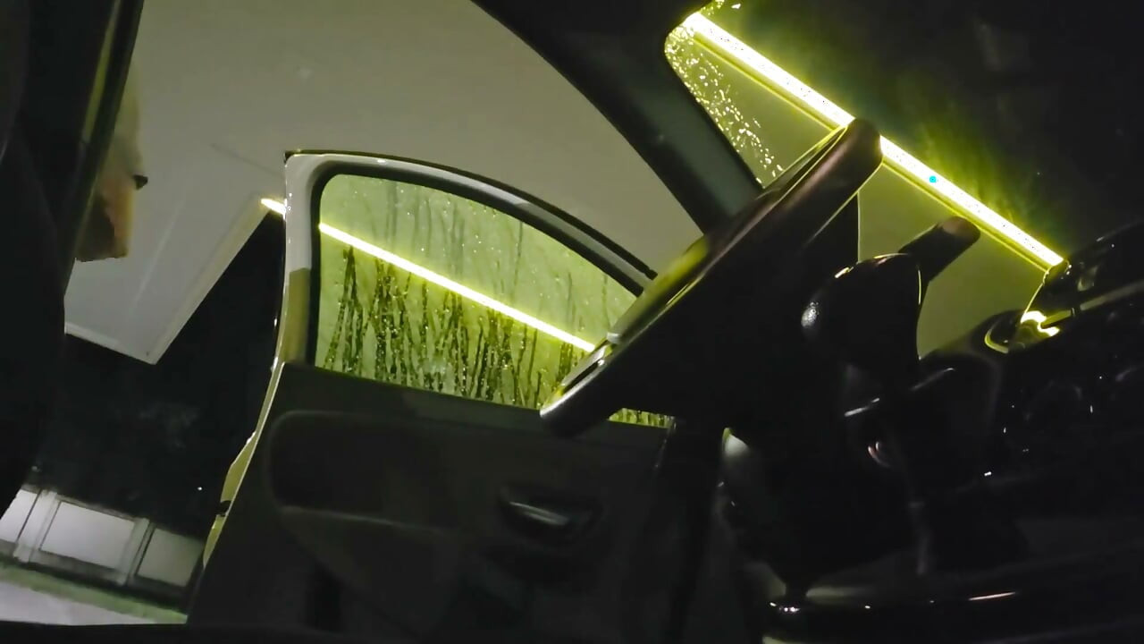 Lavagem De Carros De Sábado À Noite: Suds, Vácuo Profundo E Vibrações Noturnas Ao Ar Livre