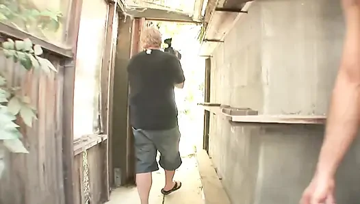 Yaramaz orta yaşlı seksi kadının sikişmek istemesine neden olan ateşli duş ..