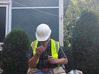 Papá de la construcción después de un largo y caluroso día de trabajo