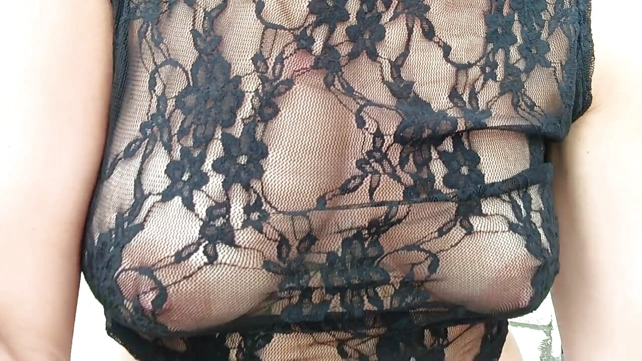 Pamer toket dan kencing di tengah jalan
