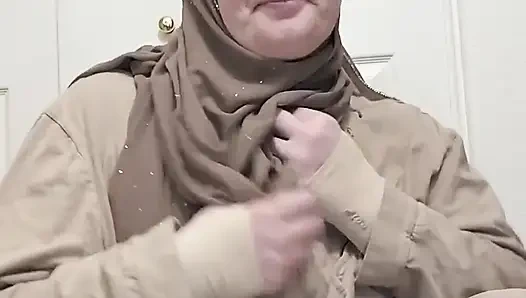 Я оставлю свой хиджаб, но снимаю остальное из моей одежды