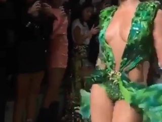 Jennifer Lopez em vestido verde acanhado, 2019. 01