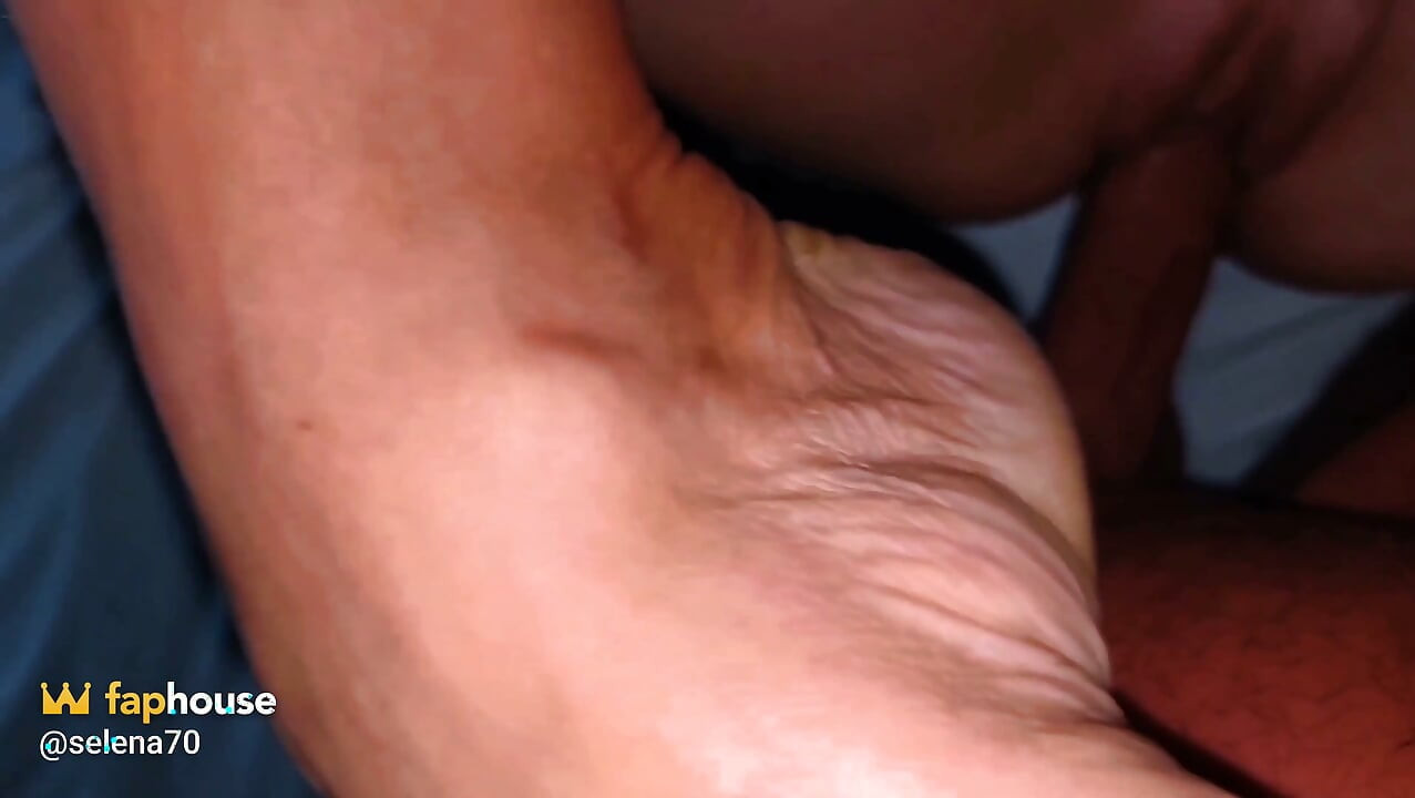 Volwassen blonde vrouw geniet van seks na de wandeling
