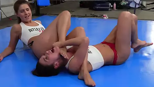 Deux nanas agressives dans un combat de compétition avec fétichisme des pieds