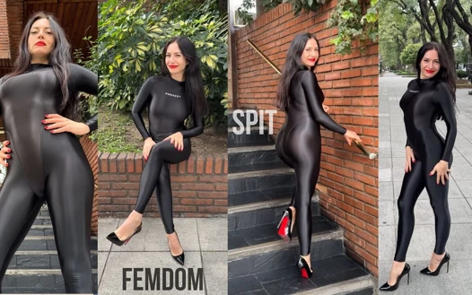 Naylon kedi kıyafeti içinde tanrıça ibadeti, aşağılama, tükürme fetişi