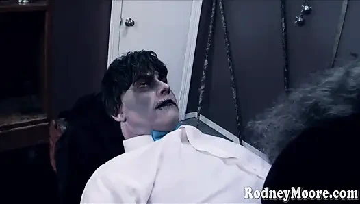 Nina hartley si nenek lurch lagi asik nyepong kontol