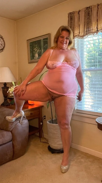 Tessa Filling Her Wet Pussy