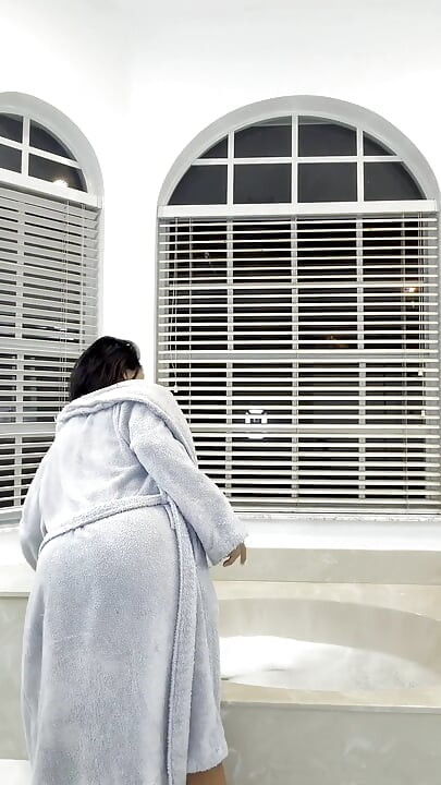 Dikke kont stuitert op dildo en geil badpoesje spelen