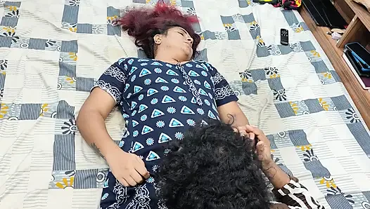 Ciuman memek dengan romansa jilat kaki oleh pasangan desi