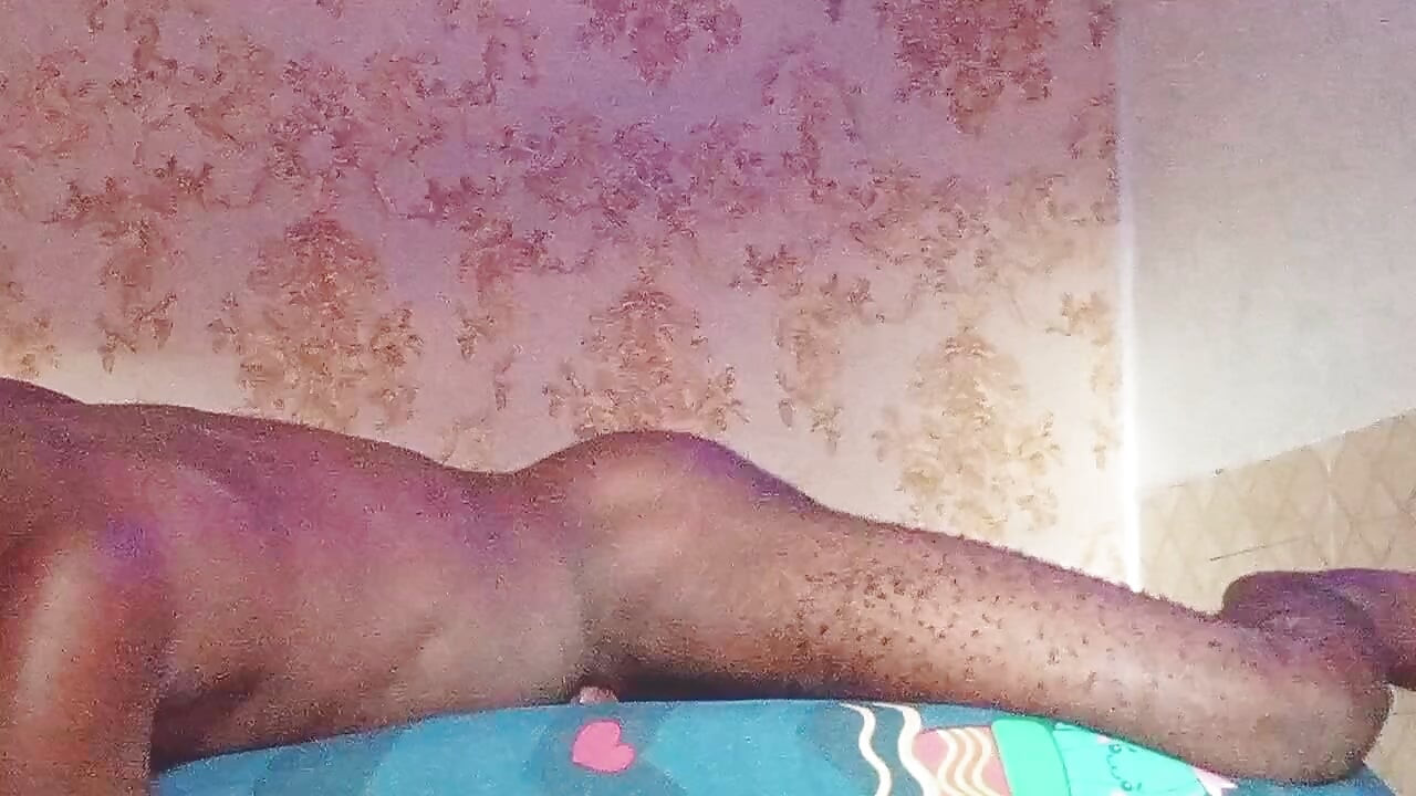 Video.Masturbare și joacă-te cu mine până când ejaculez în pernă în timp ce sunt uscat Humpin perna...
