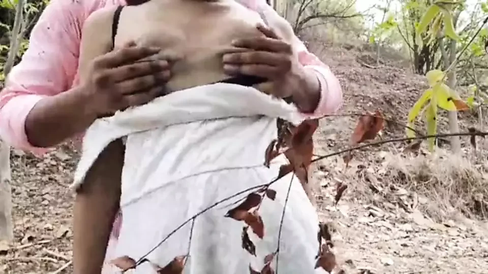 Desi indian girl in field sex enjoy