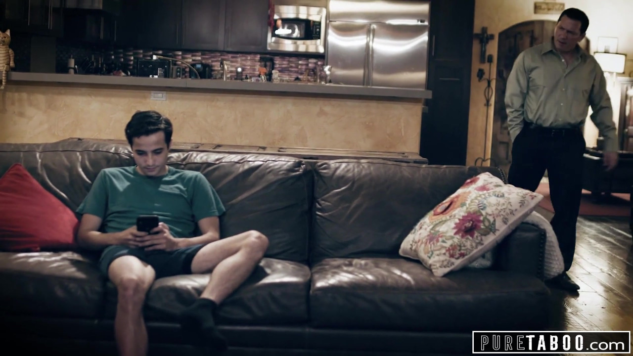 純粋なタブー嫉妬深い息子が継父を誘惑するために継母を誘惑する