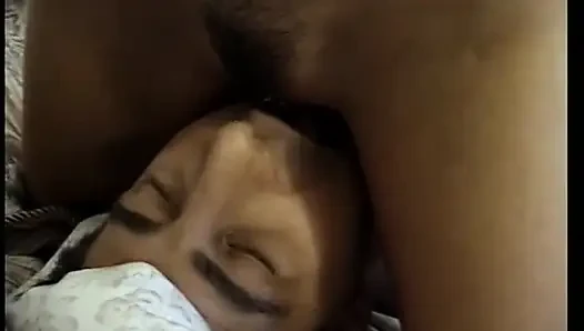 Typ leckt die brünette fotze, während er von einem blonden schätzchen im bett gelutscht wird