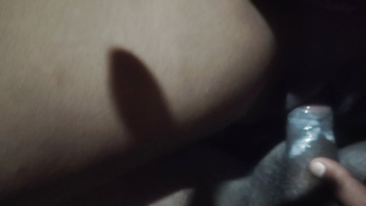我遵照妻子的吩咐，把她那位女性朋友幹了。