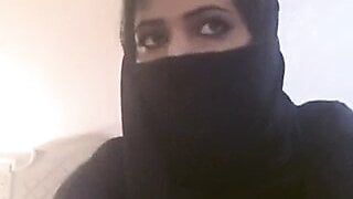 Arabische vrouwen in hijab die haar tieten toont