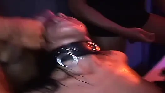 Lubang bahenol cewek seksi ini di-gangbang habis-habisan sama cowok bertopeng