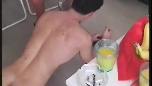 Kölesini soyunduruyor ve ayaklarını ve arkadaşının ayaklarını yalatıyor