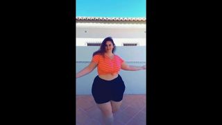 Une latina européenne super thicc de