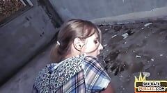 Chica follada en edificio público abandonado