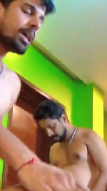 Mesti berkongsi detik dari "Dua Lelaki Bersama-sama Berkongkek Dengan Seorang Wanita Dalam Gaya Desi"