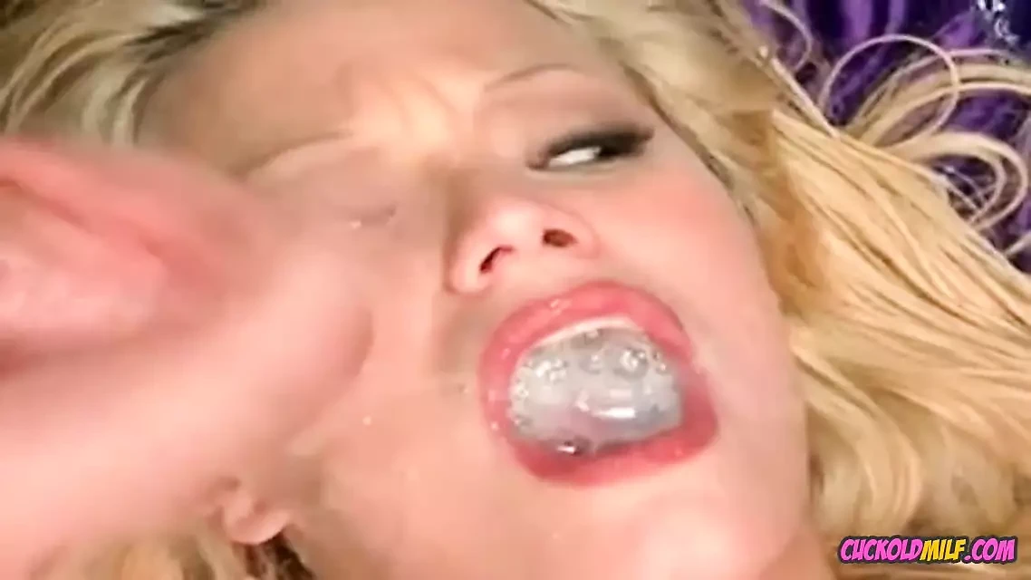 戴绿帽子的熟女得到她的屁股和阴户被填满