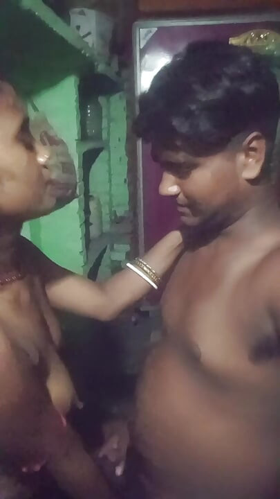 Malik Ne ghar mein bulakar naukrani Ko pel Diya naukrani bhi khoob maje se pilvane lagi naukrani boli aaj to maja a Gaya