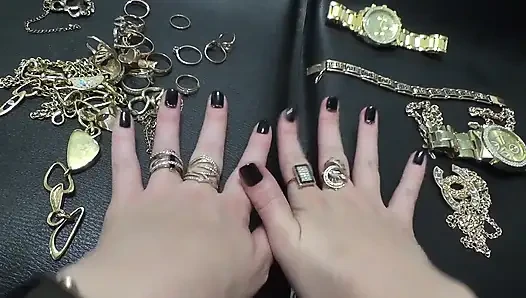 Золотые украшения и ручной фетиш