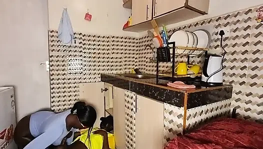 Azgın tesisatçı büyük götünü sikiyor