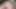 豊満なブルネットの美女が震えるオーガズムに身を任せる