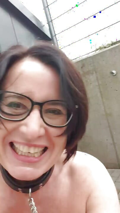 Julie prska napolju u crnoj haljini