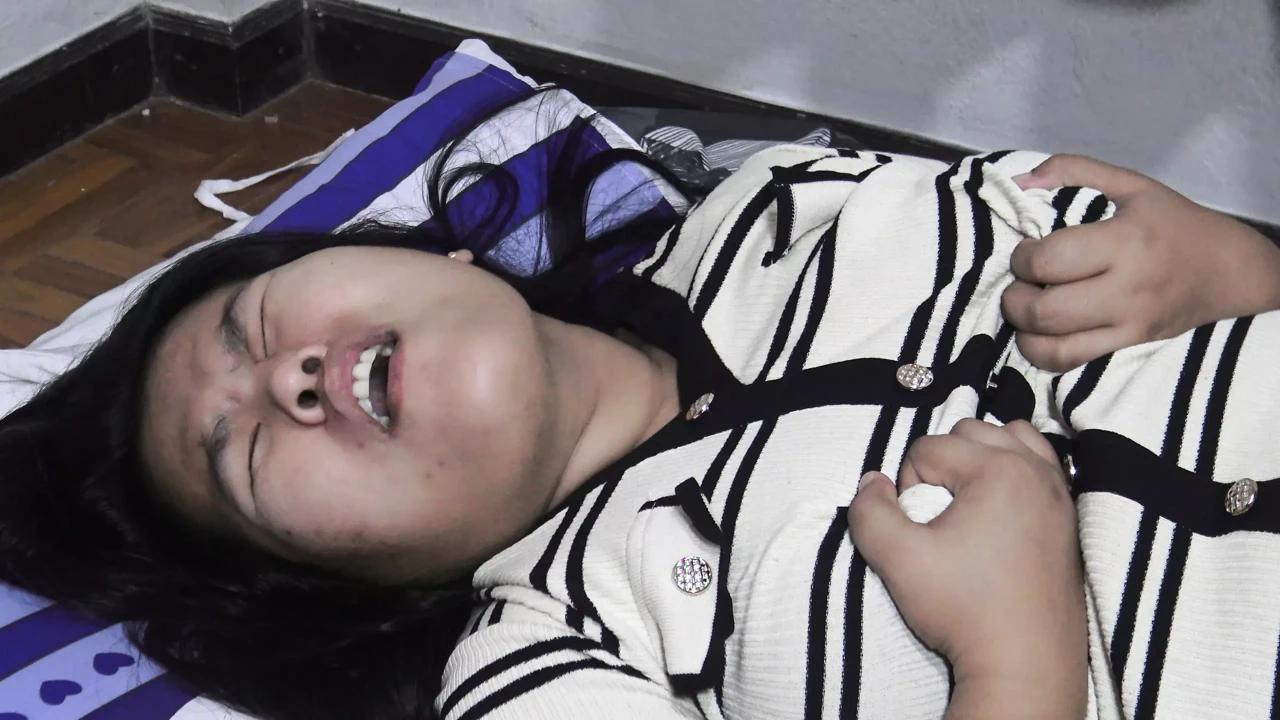 朋友不在时的热辣遭遇（第2部分）