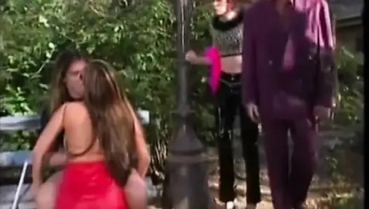 Uzun saçlı adam parkta açık havada kaltağı sikiyor ve güneş gözlüğüne biniyor.