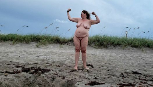 Madura bbw siendo tonta y caminando en la playa nudista.