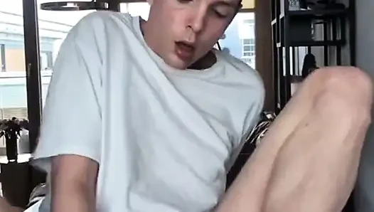 Twink mastürbasyon yapıyor
