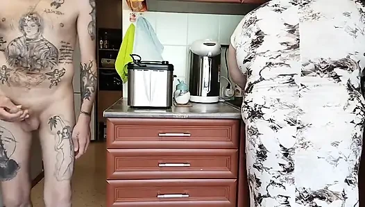 Yarağımı üvey anneme teşhir ettim ve boşalana kadar mastürbasyon yapmaya başladı