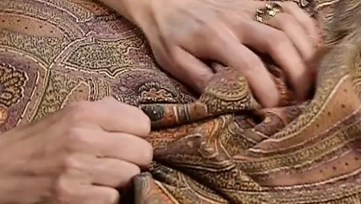 Boneka jerman pirang yang diikat berbagi kontol besar di threesome anal